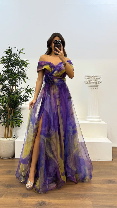 Jinnie - Abito maxi in tulle con piume, pieghe e uno spacco