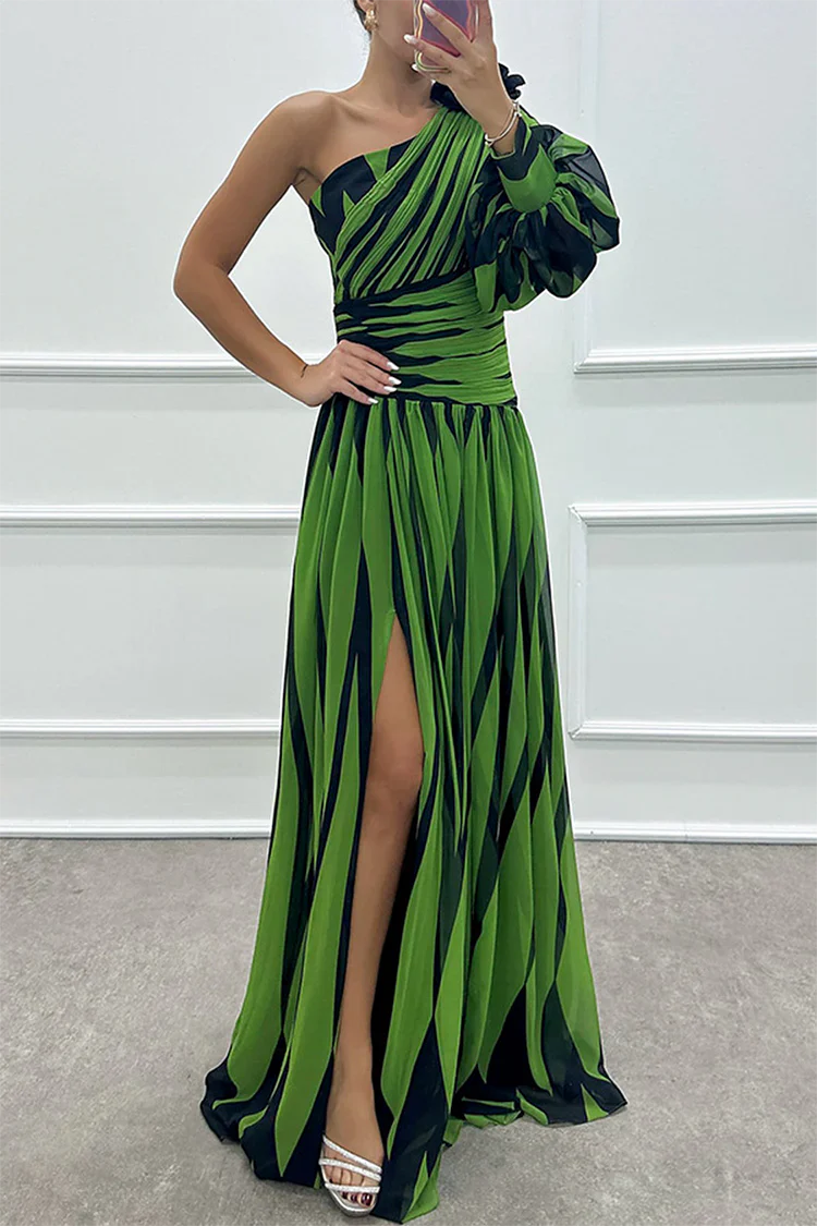 Chloe – Abito Maxi Elegante a Strisce con Spalla Scoperta
