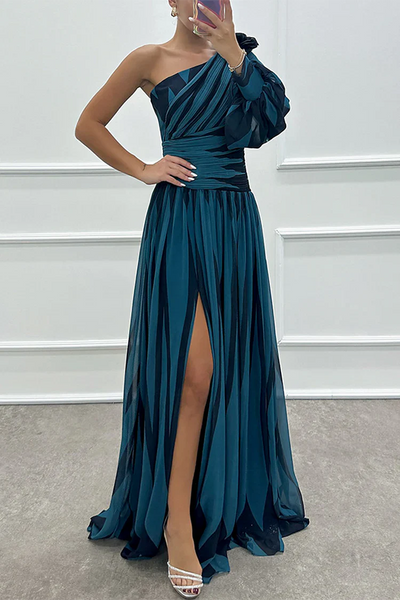 Chloe – Abito Maxi Elegante a Strisce con Spalla Scoperta