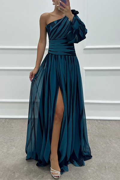 Chloe – Abito Maxi Elegante a Strisce con Spalla Scoperta
