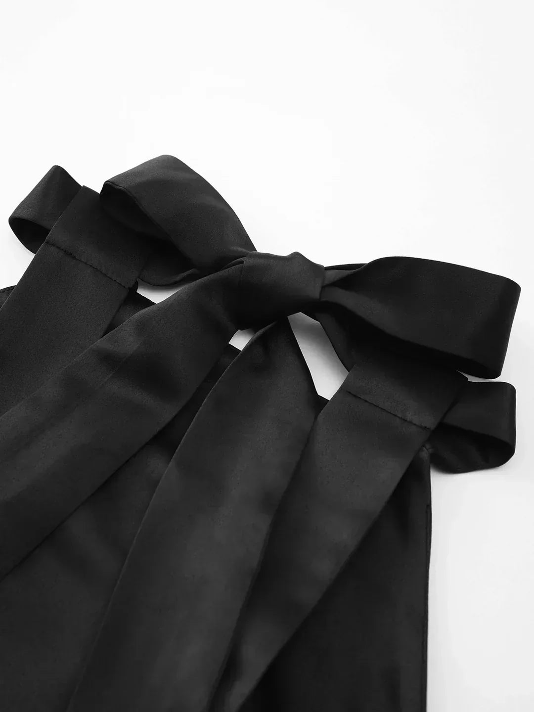 Mette® | Mini Abito Plissettato in Satin con Tasche Doppie e Schiena Scoperta