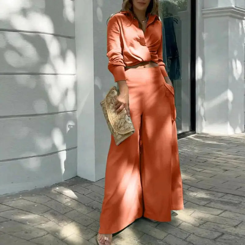 Completo estivo con camicia annodata e pantalone palazzo a vita alta