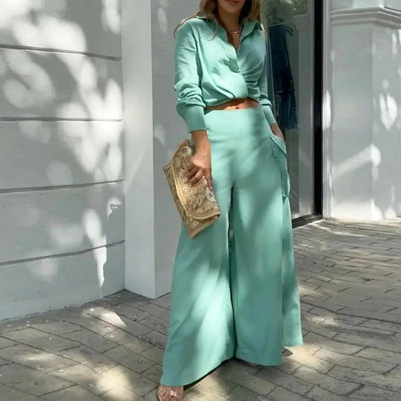 Completo estivo con camicia annodata e pantalone palazzo a vita alta